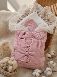 Set premium pentru bebe fetita din lana de oaie 4 piese cu port-bebe tricotat roz, prezentare in decor