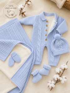 Set premium pentru bebelusi din lana de oaie bleu cu combinezon imblanit, paturica si accesorii 5 piese