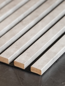 Panou Riflat Premium Lunar Stone Silk – Textură Piatră Minerală Gri Deschis, Suport Acustic Fonoabsorbant