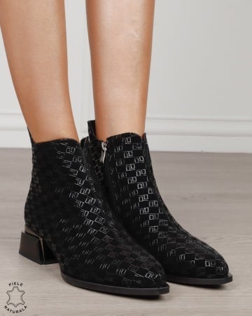 Botine damă din piele naturală întoarsă, cu model imprimat și detalii metalice CRL1884 NEGRU