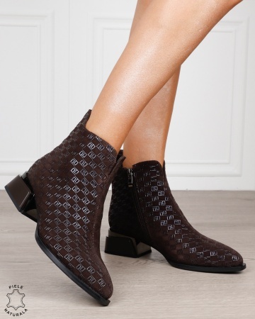 Botine damă din piele naturală întoarsă, cu model imprimat și detalii metalice CRL1884 CAFENIU