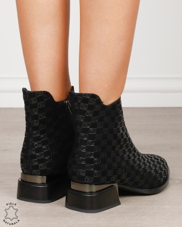 Botine damă din piele naturală întoarsă, cu model imprimat și detalii metalice CRL1884 NEGRU - Img 4
