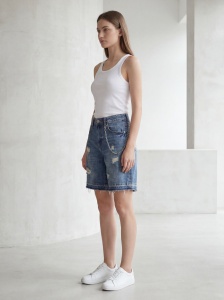 Pantaloni scurți din denim distressed cu lanț decorativ