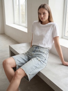 Pantaloni scurți din denim light wash cu tiv destrămat - Img 3