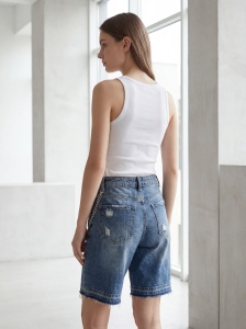 Pantaloni scurți din denim distressed cu lanț decorativ - Img 3
