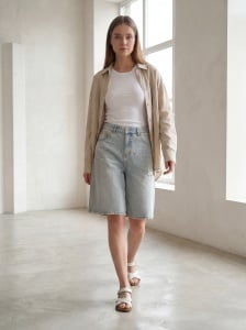 Pantaloni scurți din denim light wash cu tiv destrămat - Img 4
