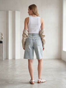 Pantaloni scurți din denim light wash cu tiv destrămat
