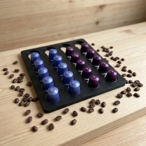 Suport Nespresso Original cu 20 capsule colorate, vedere de sus pe masa de lemn, 4 coloane de depozitare, design compact