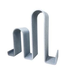 Stand carte arc din profil lateral, detaliu curba si baza solida, material rigid premium cu striatii