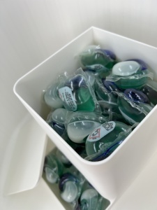 Dispenser tide pods cu capsulă scoasă din interior