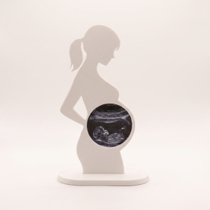 Statuetă albă fotografiată din față, pe fundal neutru deschis, stil studio