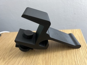Suport căști birou cu prindere fără găuri pe blat 18 mm