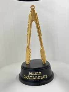 Trofeu Regele Grătarului 22 cm clește auriu pe piedestal vedere față
