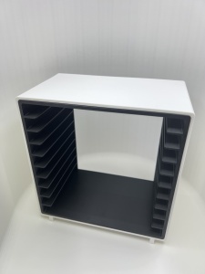 Organizator jocuri gaming vedere din spate, construcție robustă cu pereți laterali albi și sloturi negre interioare