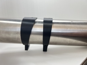Marcatoare unghiulare montate pe teava din inox pentru trasarea precisa a unghiurilor de taiere.