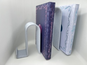 Suport carte decorativ tip arc cu carte asezata, detaliu lateral aratand stabilitatea si unghiul de expunere optim