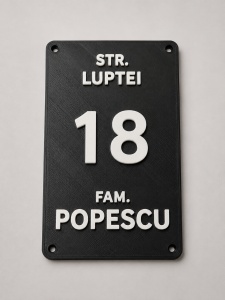 Tăbliță numar de casa personalizat fundal negru cu text alb în relief, vedere unghi