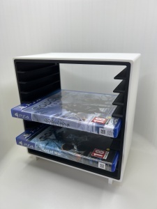 Cabinet depozitare jocuri PS4 PS5 Xbox cu cutii inserate orizontal, exterior alb interior negru, 10 sloturi, vedere din unghi
