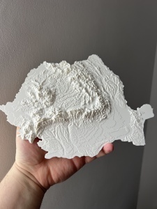 Hartă România relief afișată pe perete, ambient sufragerie