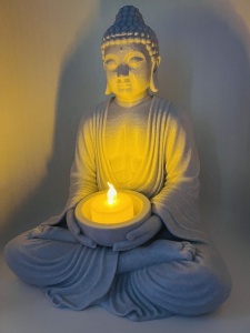 Statuetă Buddha Meditație cu Suport Lumânare și Lampă LED Inclusă