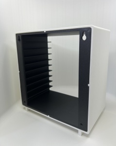 Cabinet jocuri PS4 PS5 Xbox montat pe perete, găuri de montare vizibile, exterior alb mat, interior negru