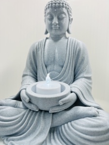 Buddha statuetă pe raft cameră, ambient relaxant