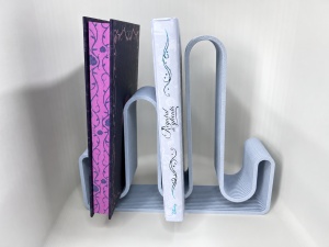 Suport raft carti in val, vedere din profil lateral, forma ondulata cu baza stabila, material rigid premium