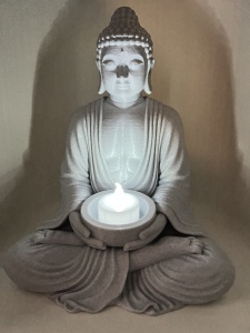 Buddha meditație cu lumânare tea light aprinsă