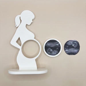 Statuetă albă alături de două mostre de poze de ecografie, ilustrând cum se introduce fotografia în decupajul rotund