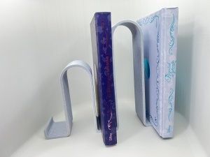 Suport arc carte vedere din spate, constructie solida si ergonomica, design decorativ pentru raft sau noptiera