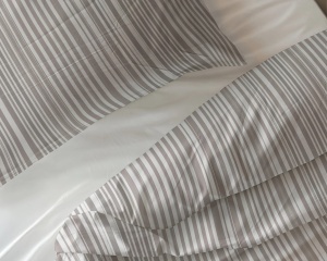 Set lenjerie de pat din bumbac 100%, 240 x 220 cm, set cu 2 fețe de pernă 60 x 70 cm, antiacarieni, antialergică, respirabilă, partea superioară imprimată, închidere cu capse, taupe - Img 3