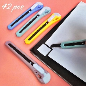 Cutter cu Lama Retractabila 42/Set, Diferite Culori, 18 cm
