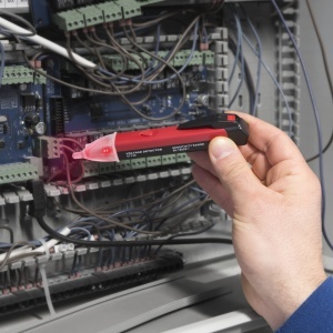 Detector de tensiune fără contact - cu lanternă LED