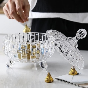 Bombonieră din Sticlă 17x15cm, cu Picior și Capac, Model Cristal Împletit - Img 2