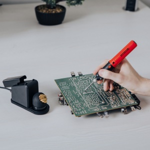 Stație de lipit cu acumulator - cu încărcare wireless și burete de curățare - Img 2