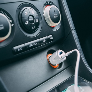 Adaptor încărcător auto USB pentru brichetă cu 2 porturi USB - 2,4 A - Alb