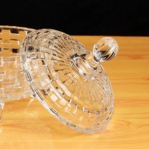Bombonieră din Sticlă 17x15cm, cu Picior și Capac, Model Cristal Împletit - Img 3
