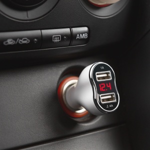 Adaptor auto pentru mufă de brichetă - 2 x USB, cu monitorizare curent și tensiune - alb