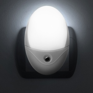 Lumină de veghe - cu senzor de lumină - 240 V - alb