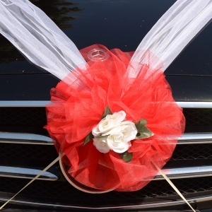 Decor masina pentru nunta cu pampon din tulle si flori din spuma - Rosu