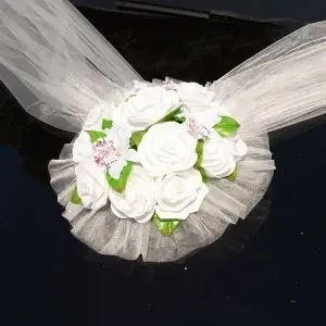 Decor masina pentru nunta cu trandafiri din spuma - Alb