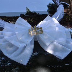 Decor de masina pentru nunta in forma de funda "Miri Fericiti" - Alb