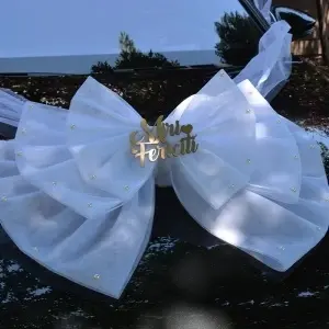 Decor de masina pentru nunta in forma de funda "Miri Fericiti" - Alb