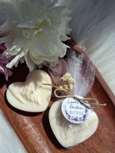 Mărturii de Nuntă „Inimioară” din Ceară de Soia cu Parfum de Bujor – Iubire și Rafinament Handmade-cu ață și floricele - Img 5