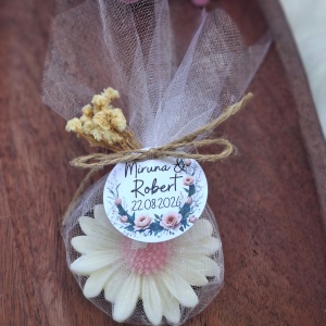 Mărturii de Nuntă „Margareta” din Ceară de Soia – Puritate și Rafinament Handmade-cu ață și floricele