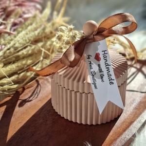 Cadou lumânare parfumată în vas de ceramică bej cu capac
