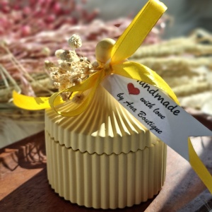 Cadou lumânare parfumată în vas de ceramică galben cu capac
