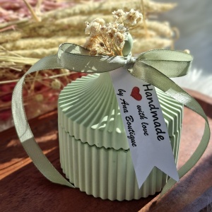 Cadou lumânare parfumată în vas de ceramică verde cu capac