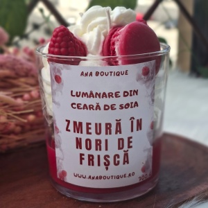 Lumânare Parfumată– Zmeură în Nori de Frișcă