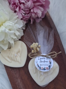 Mărturii de Nuntă „Inimioară” din Ceară de Soia cu Parfum de Bujor – Iubire și Rafinament Handmade-cu ață și floricele - Img 2